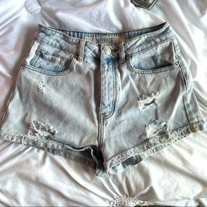 Brandy Melville lighwash highwaisted denim shorts